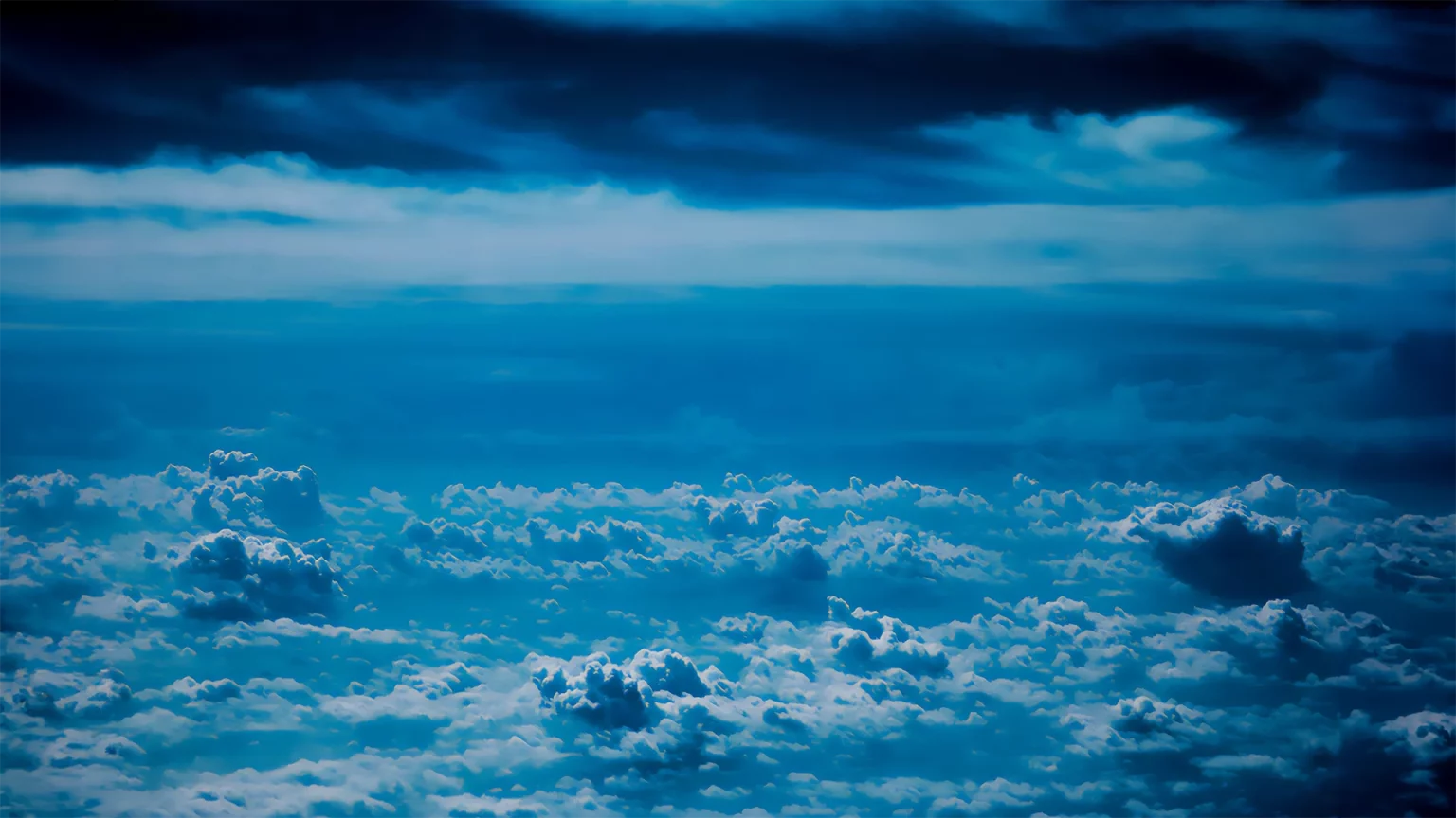 Filmproduktion, Luftaufnahme aus großer Höhe, dramatische Wolkenberge, Vogelperspektive